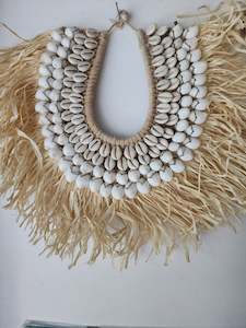 RAFFIA SHELL NECKLACE