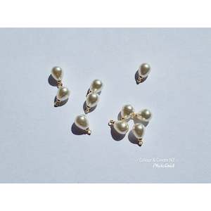 Pearl Teardrop Charm - 10 pc