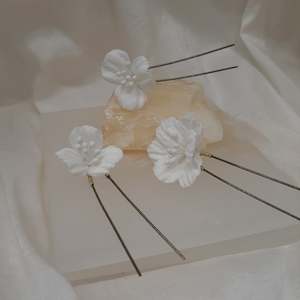 Perenna - hair pins - medium white polymer clay flowers