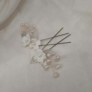 Kendall (small) - white flowers, cultured freshwater pearls and leaves hair pins