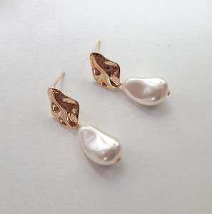 Eva - pearl drop and gold tone oval shaped earstud