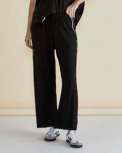 Womenswear: Betty Basic Evelyn Wide Leg Jogger BB7077 - Black