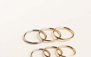 Jewellery: Fine Round Gold Band