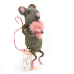 Gift: Hugging Heart Mouse