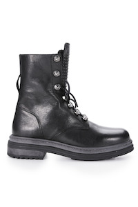 Estilo Emporio: Superstud Boot Black