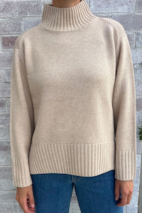 Knitwear: N325W Pullover Shell Beige