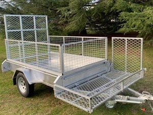 Mower box with ramp