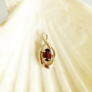 9ct Gold Garnet pendant