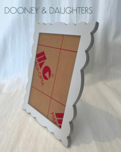 Paint: Plain Painted Scallop Photo Frame