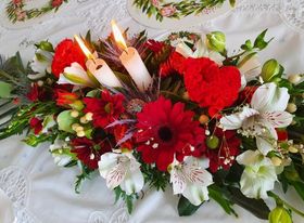 Florist: Christmas Table centre piece