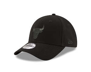 Clothing: New Era Chicago Bulls Black on Black 9FORTY - 12293237