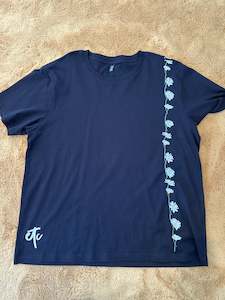 Size 2XL Daisy box tee