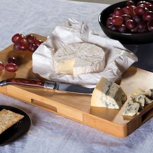 Laser engraving: Personalised gourmet cheese board set