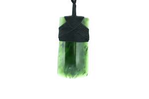 Jewellery: NZ greenstone toki carved by bill Goodwin