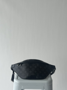 Second hand clothing: Louis Vuitton Discovery Bumbag Monogram Eclipse Black