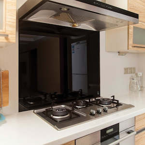 Kitchen Splashbacks: Toughened 90 x 70cm Black Glass Kitchen Splashback