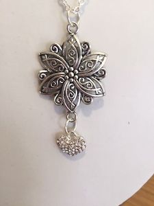 Flower pendant necklace