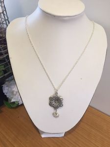 Flower pendant necklace