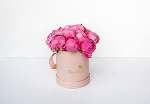 Peonies in a hat box - Medium