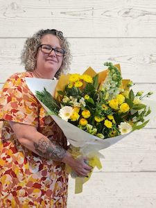 Florist: Yellow and white bouquet