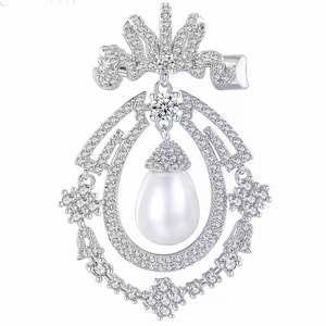 Silver Pearl Brooch "Rosalind"