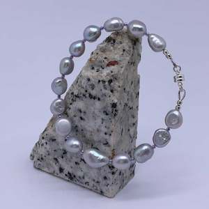 925 Sterling Silver Baroque Pearl Bracelet "Dara" (Grey)