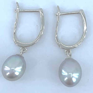 925 Sterling Silver Pearl Huggie Earrings "Catherine" (Grey)