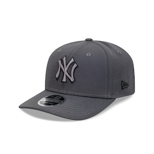 Clothing: New Era 970 Carbon Steel NY Yankees 60588397