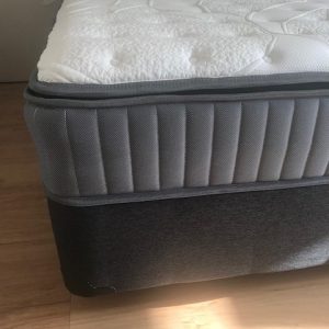 Queen Bed- Base And Mattress [esp]