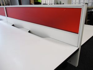 Second hand furniture: PR4839 - Red Desk Mounted Partition