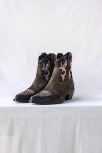 Estilo Emporio Motif Heritage Suede Boot - Olive