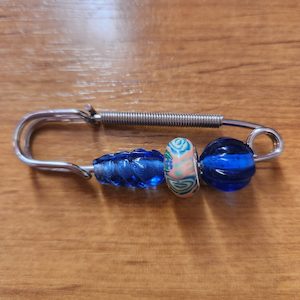 Blue Beaded brooch ⋆ Glorious Co