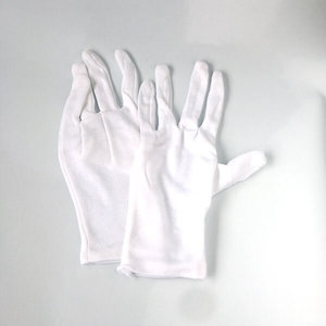 Cotton gilder’s gloves for genuine and metal leaf application, small