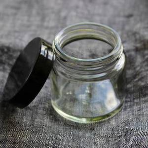 Cosmetic wholesaling: Clear glass pot - black lid: 50ml