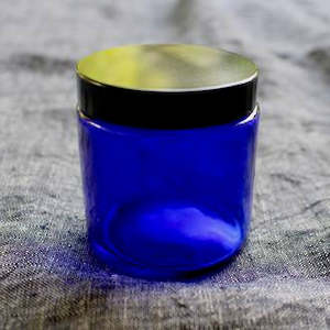 Blue glass pot - black lid: 100ml