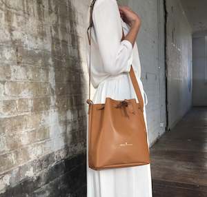 Handbag: GW3 Bucket Bag Large Tan