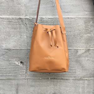 GW2 Bucket Bag Medium Tan