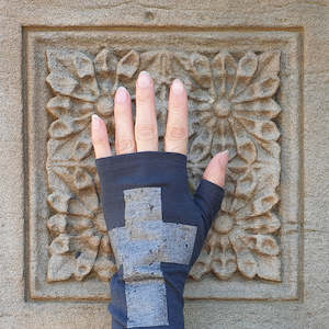 Kate Watts Merino Gloves | Charcoal Cross