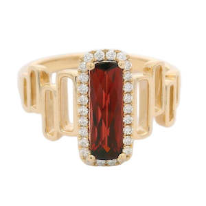 Jewellery: 9ct Gold Garnet & Diamond Ring