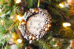 Festive Hanging Frame (Fruit Vines)