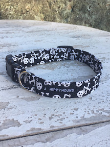 Skull & crossbones collar hippy-hound