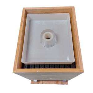 Top Feeder with Lid - Hive World - includes Bee Saver