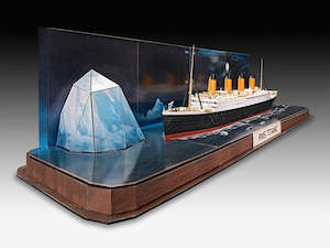 Revell 5599  1/700 Titanic With 3D Puzzle Of Iceberg