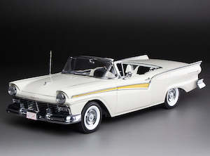 Sunstar SS-1346 1/18 1957 Ford Fairlane 500 Skyliner