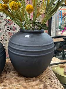 Urn Black Medium