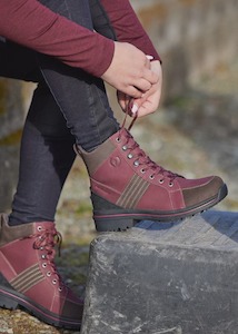 Sporting equipment: Kerrits Trail Blazer Waterproof Lace Up Barn Boot