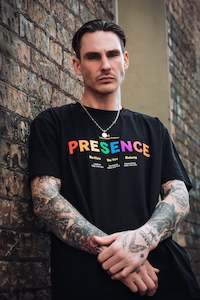 GENDER NEUTRAL TEE/PRESENCE BLACK