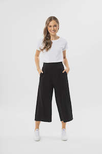 Essential Wide Leg Crop Pants -Black