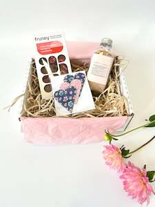 $55 Giftbox - Bath Salts, Chocolate, Heart Magnets