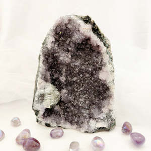 Crystals Fossils: Amethyst Geode (approx. 20.9x15.9cm)